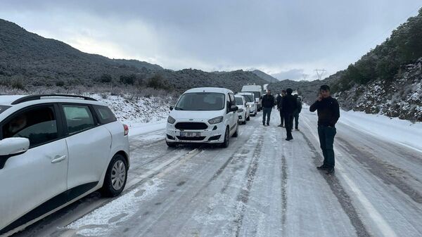Antalya'da Kaş ve Demre arasındaki yolda 100 araç kar nedeniyle kaldı - Sputnik Türkiye