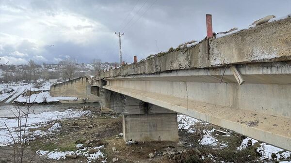 Köydeki köprünün demirlerini satan muhtar ile alan hurdacı tutuklandı - Sputnik Türkiye