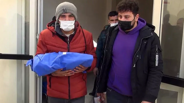 Anne karnında ölen bebek sezaryenle alındı: 'Doktor ihmali' iddiası - Sputnik Türkiye