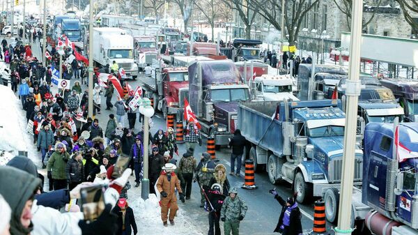 Kanada’da, iki doz Kovid-19 aşısı olma zorunluluğunu protesto eden kamyon sürücüleri, başkent Ottawa’da sokaklara döküldü. - Sputnik Türkiye