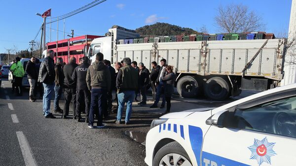 Muğla'da kooperatif üyeleri kira alamadıkları gerekçesiyle kamyonlarla benzinliğin girişini kapadı - Sputnik Türkiye