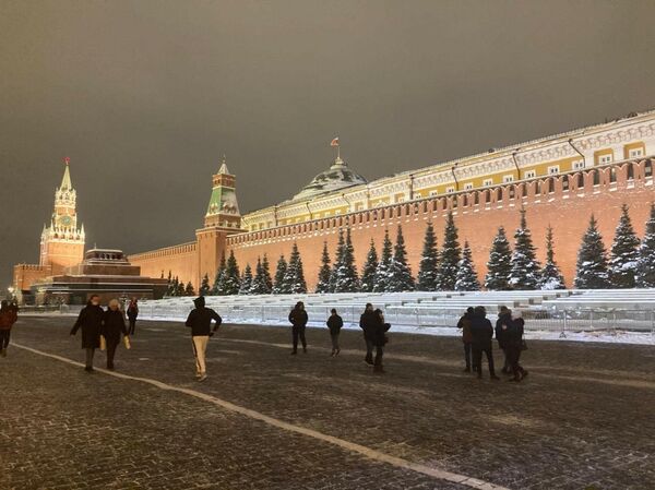Kış mevsiminin çetin geçtiği Rusya’da etkili olan kar yağışı eşsiz manzaralar ortaya çıkardı. - Sputnik Türkiye