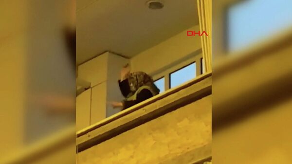 Asker uğurlama eğlencesine balkonundan katılan kadın dans etti - Sputnik Türkiye