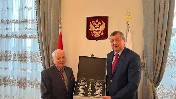 Rusya Federasyonu Başkonsolosu Andrey Buravov ve Türk sanatsever Hüseyin Tanrıöven. - Sputnik Türkiye