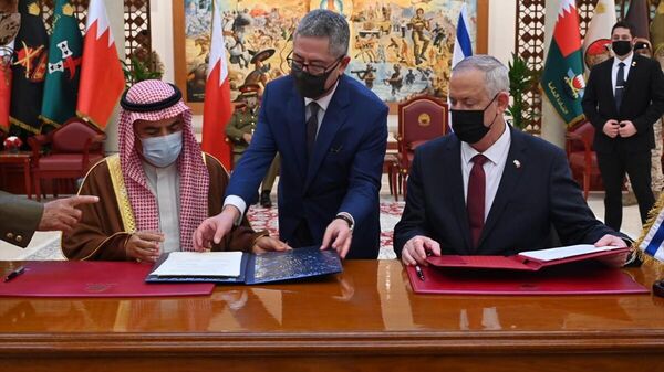 İsrail Savunma Bakanı Benny Gantz (sağda), Bahreyn'deki temaslarının ikinci gününde, Bahreynli mevkidaşı General Abdullah bin Hassan en-Nuaymi (solda) ile savunma alanında mutabakat muhtırası imzaladı.
 - Sputnik Türkiye