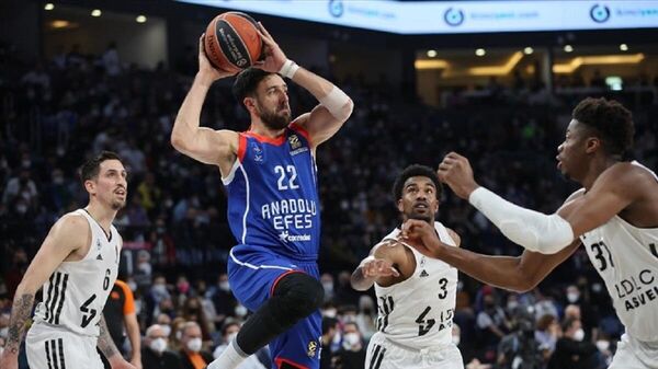 Anadolu Efes Basketbol Takımı, THY Avrupa Ligi 25. hafta maçında Fransa temsilcisi LDLC ASVEL'i 78-72 yendi. - Sputnik Türkiye