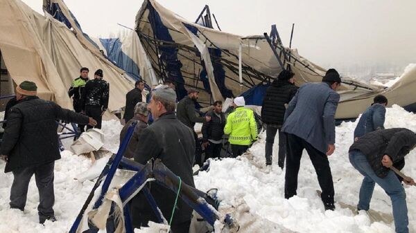 Bitlis'in Hizan ilçesinde, Yatılı Bölge İlk ve Ortaokula'na ait halı sahanın çatısı, biriken karın ağırlığıyla çöktü. 2'si halı saha içinde, 2'si de dışında 4 çocuk kar yığınları altında kalarak yaralandı. - Sputnik Türkiye
