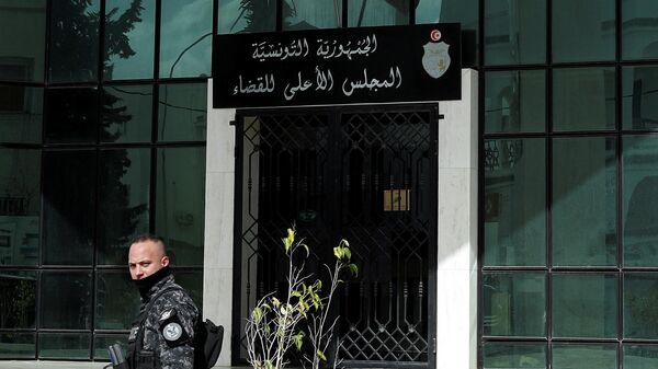 Tunus Yüksek Yargı Konseyi önünde nöbet tutan bir polis memuru - Sputnik Türkiye