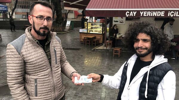 Çay ocağında unutulan 10 bin TL'yi sosyal medyadan bulduğu sahibine teslim etti - Sputnik Türkiye