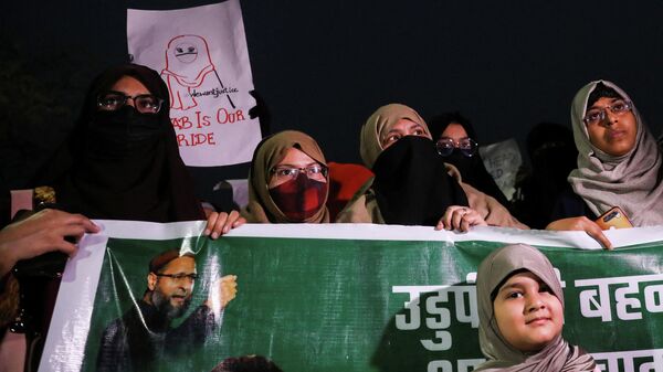 Hindistan'ın Karnataka eyaletinde okullarda getirilen İslami örtünme yasağına karşı çıkan Müslüman öğrencilere destek için Tüm Hindistan Meclis-i İttihad-ı Müslimin (AIMM) partisi tarafından Yeni Delhi'de düzenlenen protestoya katılan kadınlarla kız çocukları - Sputnik Türkiye