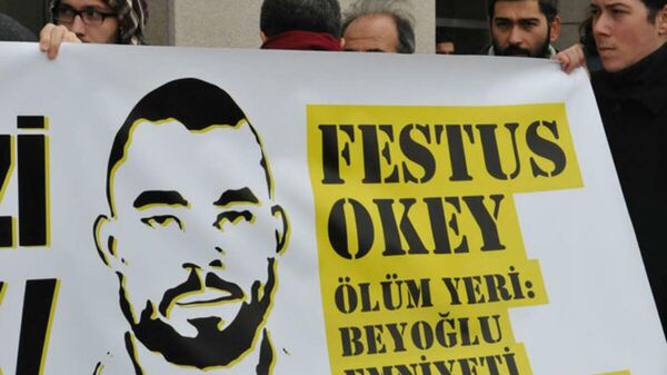 15 yıl önce bir polis tarafından öldürülmüştü: Festus Okey davası yeniden görüldü - Sputnik Türkiye