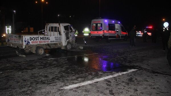 Balıkesir’in Edremit ilçesinde meydana gelen zincirleme trafik kazasında 1 kişi öldü, 6 kişi yaralandı. - Sputnik Türkiye