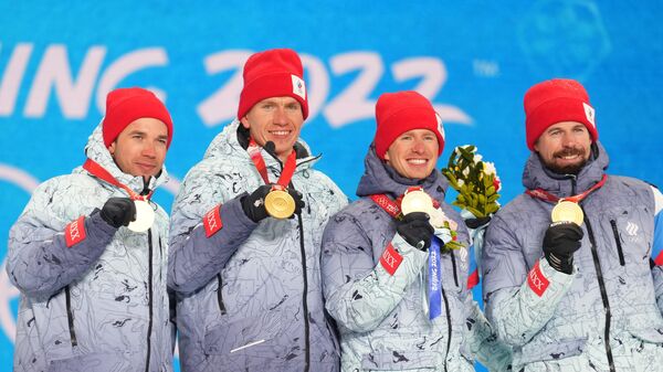 Rus kayakçılar Aleksey Çervotkin, Aleksandr Bolşunov, Denis Spitsov ve Sergey Ustyugov, Pekin Kış Olimpiyatları’nda 4x10 km kayaklı koşu bayrak yarışında altın madalya kazanarak bu dalda bir ilke imza attı.

 - Sputnik Türkiye