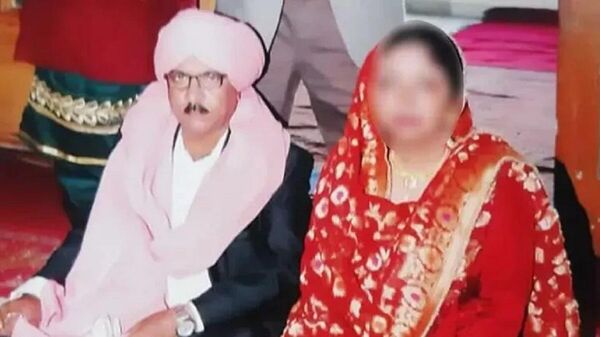 Çok eşililiğe karşı katı yaptırımları olan Hindistan'da bir adam, aynı anda 14 kadınla evlenerek paralarıyla kaçmasının öğrenilmesinin ardından tutuklandı. - Sputnik Türkiye