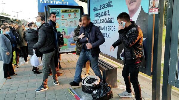 Adana'da bir kadın otobüs durağında kendisini taciz ettiğini ileri sürdüğü adama saldırdı. - Sputnik Türkiye