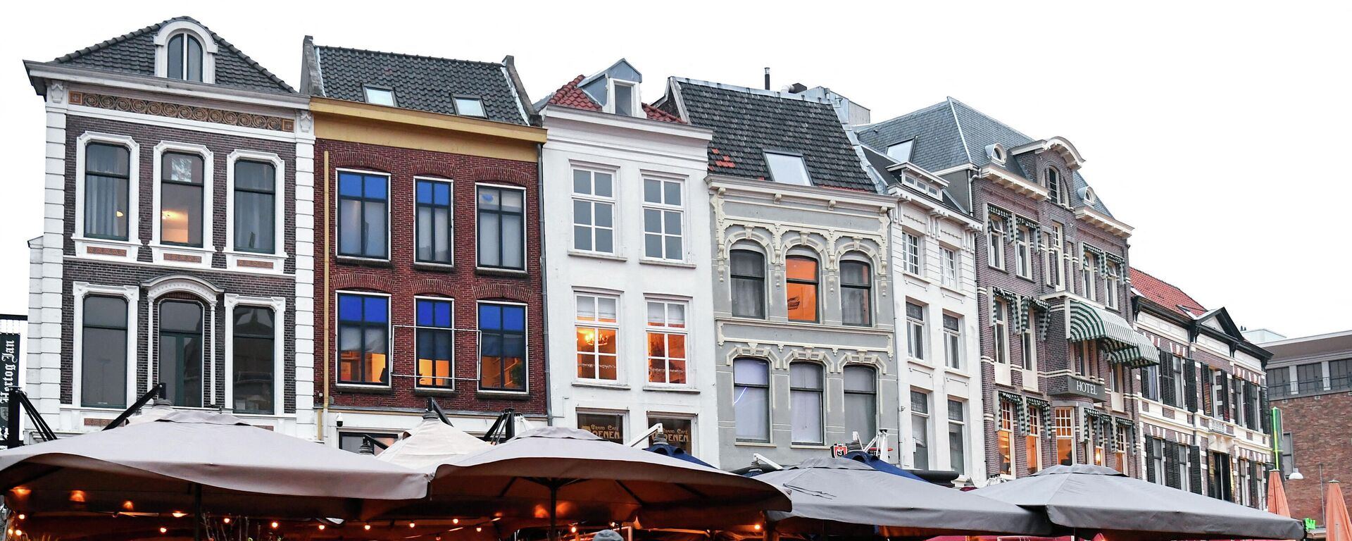 Hollanda'nın Nijmegen şehrinde bir sokakta restoran ve barların önünden geçenler - Sputnik Türkiye, 1920, 16.02.2022