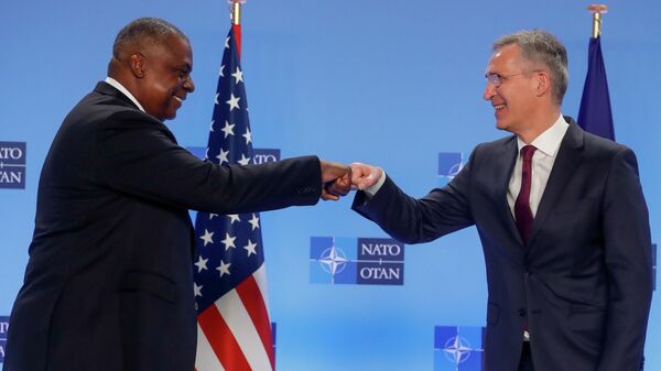 Brüksel'deki NATO savunma bakanları toplantısında ABD Savunma Bakanı Lloyd J. Austin ile NATO Genel Sekreteri Jens Stoltenberg arasında yumruk selamı - Sputnik Türkiye