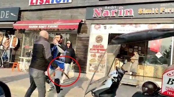 Testereyle motosikletli kuryeye saldıran taksi şoförünün ehliyetine el konuldu - Sputnik Türkiye