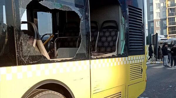 İstanbul Güngören'de park halindeki araca çarpan İETT otobüsündeki yolcu, camdan fırlayarak ağır yaralandı.
 - Sputnik Türkiye