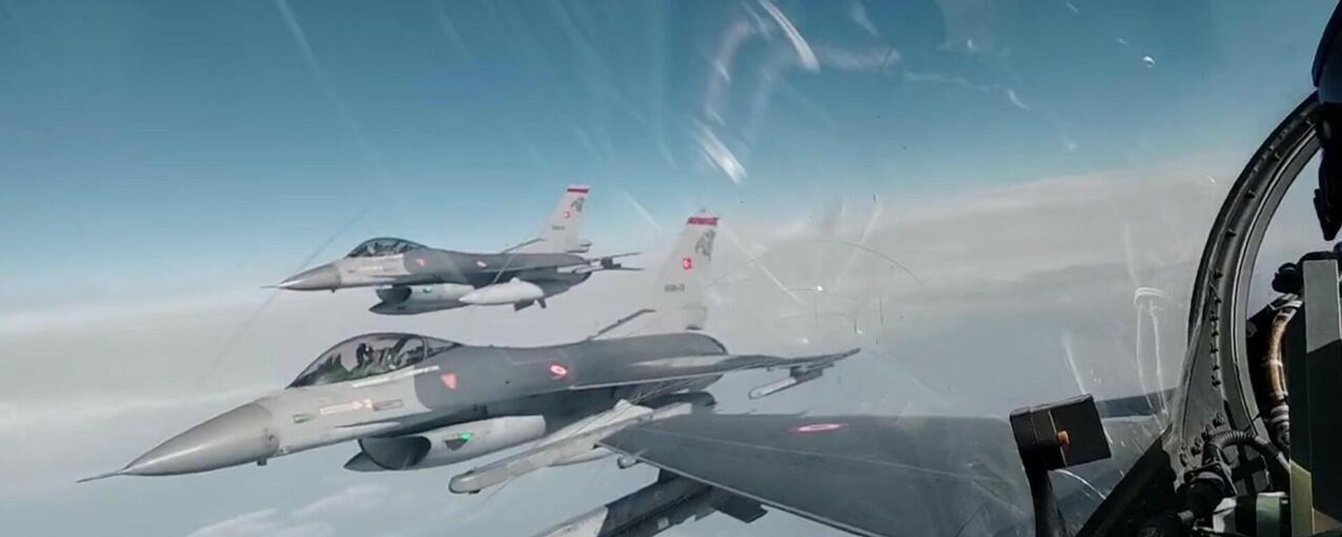 Türk Hava Kuvvetlerinin vurucu gücü F-16 savaş uçaklarının cesur pilotları, Karadeniz üzerinde gerçekleştirdikleri önleme eğitimi düzenledi. - Sputnik Türkiye, 1920, 14.03.2022