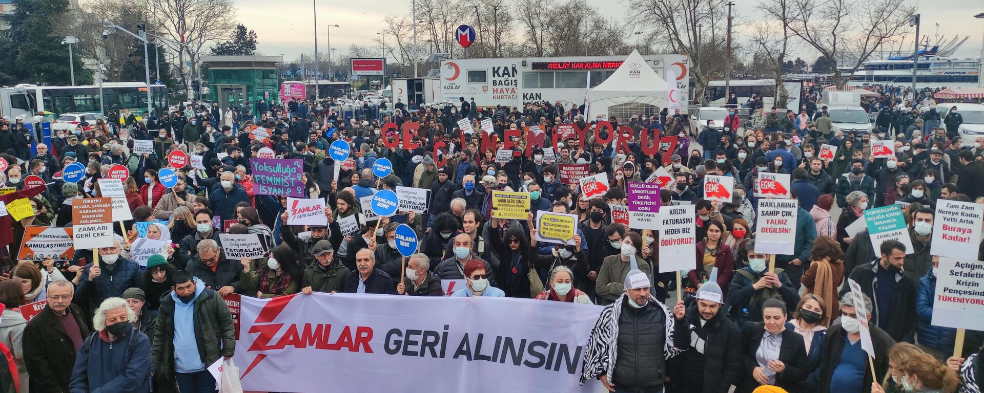 İstanbul’da ‘zamlar geri alınsın’ protestosu: ‘İnsanca yaşamak istiyoruz’ - Sputnik Türkiye, 1920, 24.05.2022