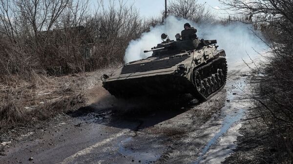 Солдат ВСУ на боевой машине пехоты в Донецкой области  - Sputnik Türkiye