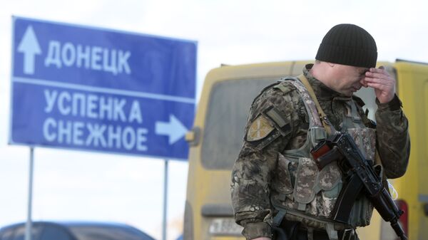 Военнослужащий ДНР у контрольно-пропускного пункта Успенка в Донецкой области - Sputnik Türkiye