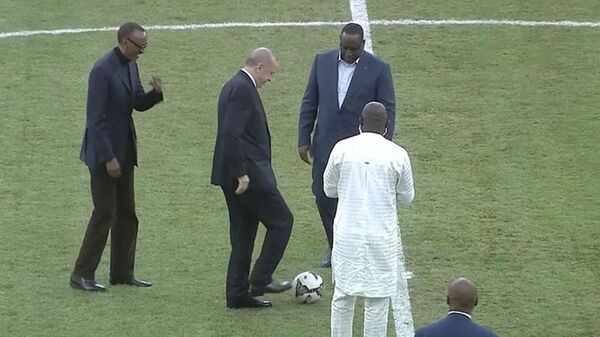 Senegal resmi ziyareti kapsamında Türk şirketlerinin imzasını taşıyan Senegal Stadı'nın açılış törenine katılan Cumhurbaşkanı Recep Tayyip Erdoğan, dostluk maçı öncesi başlama vuruşunu yaptı. - Sputnik Türkiye