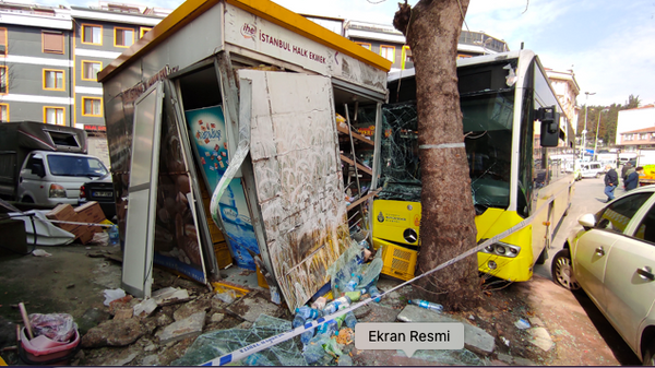 Beyoğlu'nda İETT otobüsü Halk Ekmek büfesine çarptı - Sputnik Türkiye
