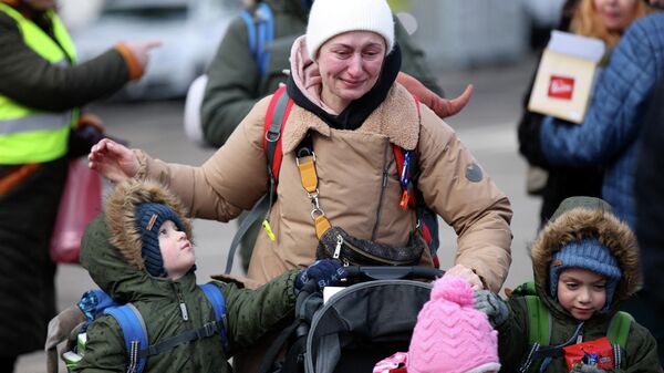 Ukrayna'dan kaçan ve Siret sınır kapısından Romanya'ya geçen bir kadın ile iki çocuğu - Sputnik Türkiye