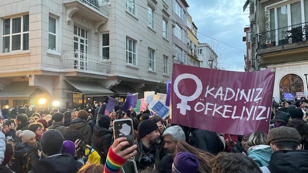 Cihangir'de toplanan kalabalık, sloganlar attı. - Sputnik Türkiye