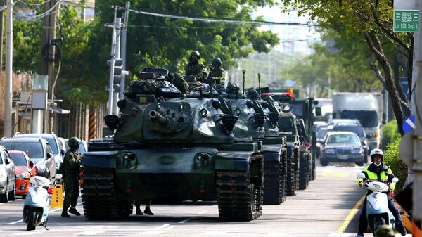 Olası Çin saldırısına karşı diken üstündeki Tayvan'da düzenlenen askeri tatbikatlar sırasında Taichung bölgesinde M60 tankları süren askerler - Sputnik Türkiye