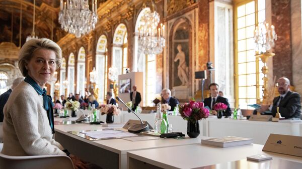 AB liderlerinin Fransa'nın Versailles Sarayı'ndaki gayriresmi zirvesinde Rusya'nın Ukrayna operasyonunun sonuçları ele alındı.  Masanın sağ başında Avrupa Komisyonu Başkanı Ursula von der Leyen, sol başında AB Konseyi Başkanı Charles Michel ve Fransa Cumhurbaşkanı Emmanuel Macron yer aldı.  - Sputnik Türkiye
