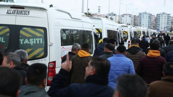 Servis şoförleri kontak kapattı: Maliyetler üç kat arttı, 150 şoför plakalarını satılığa çıkardı - Sputnik Türkiye