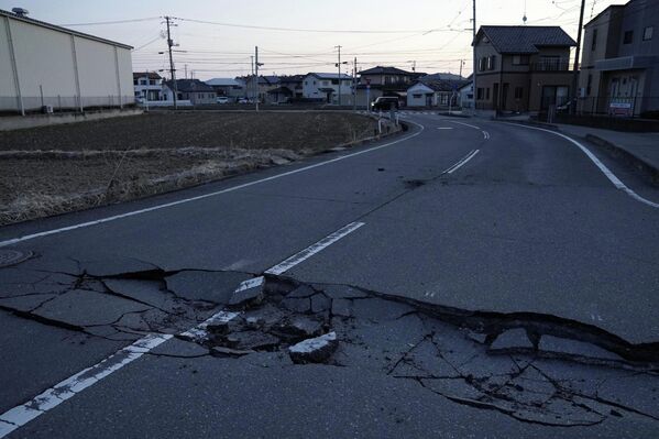 Kuzeydoğudaki Miyagi ve Fukuşima eyaleti açıklarında dün gece yerel saatle 23.36&#x27;da ve 60 kilometre derinlikte 7.4 büyüklüğünde deprem kaydedildi. - Sputnik Türkiye