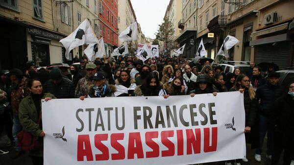 Fransa'nın Korsika Adası'nda milliyetçi liderlerden Yvan Colonna'nın hapiste saldırıya uğramasının ardından düzenlenen protestolarda açılan Statu francese Assassin” (Fransız devleti suikastçıdır) pankartı - Sputnik Türkiye