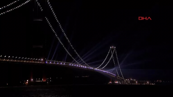 Cumhurbaşkanı Recep Tayyip Erdoğan tarafından açılışı gerçekleştirilen 1915 Çanakkale Köprüsü’nde, havanın kararmasıyla birlikte lazer ışık gösterisi yapıldı.  - Sputnik Türkiye