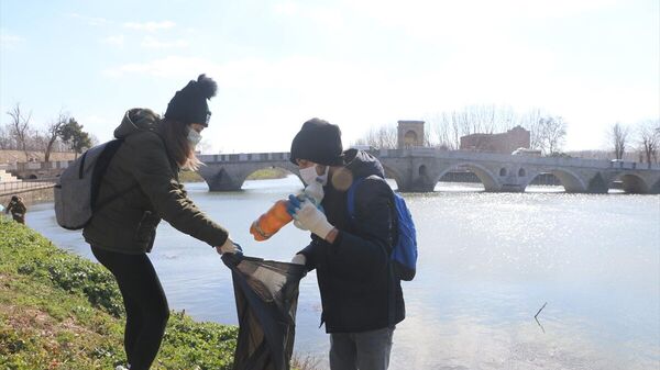 Edirne'de öğrenciler Meriç ve Tunca nehirlerinin çevresini temizledi - Sputnik Türkiye