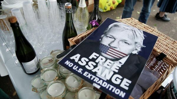 WikiLeaks'in kurucusu Assange, hapishanede evlendi   - Sputnik Türkiye