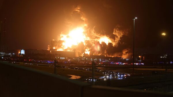 Suudi Arabistan'ın Cidde kentinde bulunan Saudi Aramco'ya ait petrol tesislerinde yangın çıktı - Sputnik Türkiye
