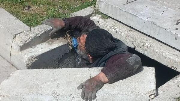 Kanalizasyonda mahsur kalan hırsızlık şüphelisi yardım etmeyenlere tepki gösterdi - Sputnik Türkiye