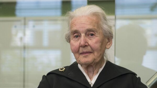 Holokost'u inkar etmesiyle ünlü, 'Nazi nine' olarak da tanınan 93 yaşındaki Alman yazar Ursula Haverbeck, Auschwitz kampında tek bir Yahudinin dahi öldürülmediği yönündeki iddiaları nedeniyle bir yıl hapis cezasına çarptırıldı. - Sputnik Türkiye