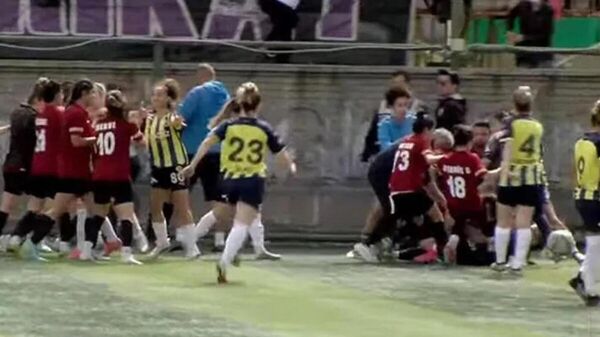 Kadın Futbol Süper Ligi'ndeki Amed Sportif Faaliyetler-Fenerbahçe maçında olaylar çıktı. - Sputnik Türkiye