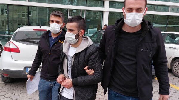 Samsun'un Atakum ilçesinde 31 yaşındaki B.Ç., ablasını darbedip yaraladığı iddiasıyla tutuklandı. Saldırganın, adliyeye sevk edilirken söylediği sözler tepki çekti. Saldırgan, Geçen hafta adam vurdum gelip adliyeden serbest kaldım. Şimdi nasıl tutuklandım? dedi. - Sputnik Türkiye