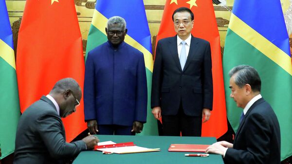 Solomon Adaları Başbakanı Manasseh Sogavare, Dışişleri BakanıJeremiah Manele, Çin Başbakanı Li Keqiang, Dışişleri Bakanı Wang Yi 2019'da Pekin'de Çin ile Solomon Adaları arasındaki bir imza törenine katılırken - Sputnik Türkiye
