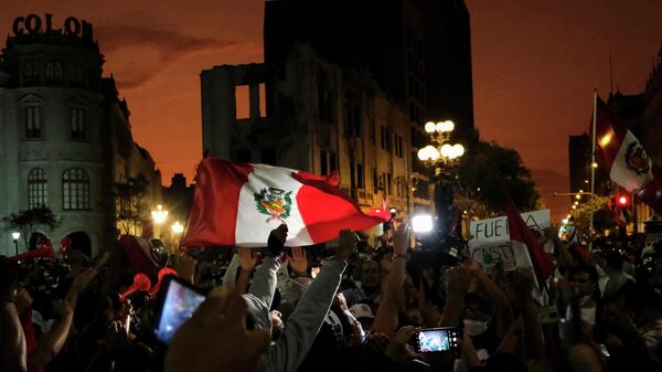 Peru Devlet Başkanı Pedro Castillo, hayat pahalılığına yönelik protestoları bastırmak için ilan ettiği sokağa çıkma yasağına itaat edilmemesi ve eylemlerin devam etmesi üzerine olağanüstü önlemleri kaldırdığını açıkladı. (5 Nisan 2022, Lima) - Sputnik Türkiye