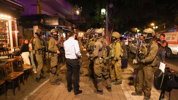 İsrail'in başkenti Tel Aviv'de düzenlenen silahlı saldırıda 2 kişinin hayatını kaybettiği, en az 4 kişinin yaralandığı bildirildi. İsrail güvenlik güçleri, saldırının düzenlediği Dizengoff Caddesi'nde önlem aldı.
 - Sputnik Türkiye