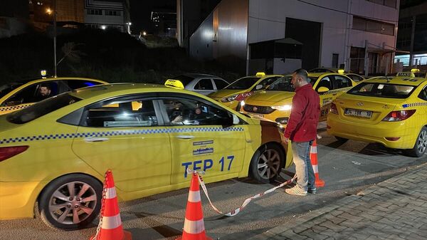 İstanbul Büyükşehir Belediyesi (İBB) Ulaşım Koordinasyon Merkezinin (UKOME) aldığı zam kararıyla taksimetrelerini güncellemek için sıra bekleyen taksicilerin oluşturduğu kuyruk gece de devam ediyor. - Sputnik Türkiye
