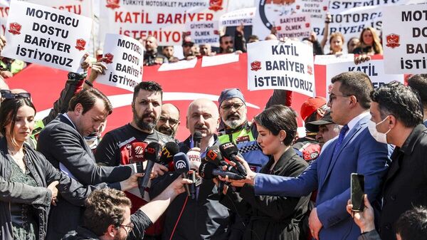 Bakan Karaismailoğlu: Motorcu dostu bariyer uygulamasını tamamlayana kadar çalışmamız bitmeyecek - Sputnik Türkiye