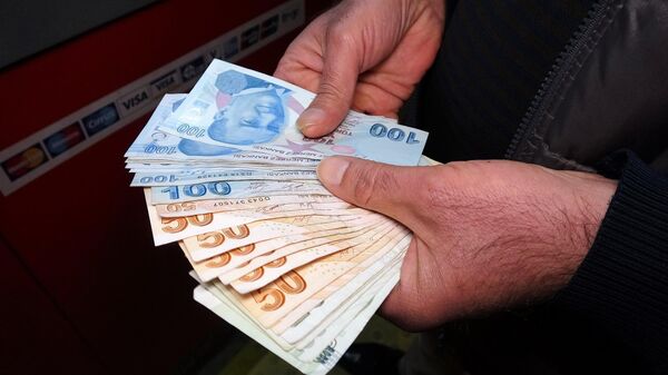ATM'de unutulan parayı polise teslim etti - Sputnik Türkiye